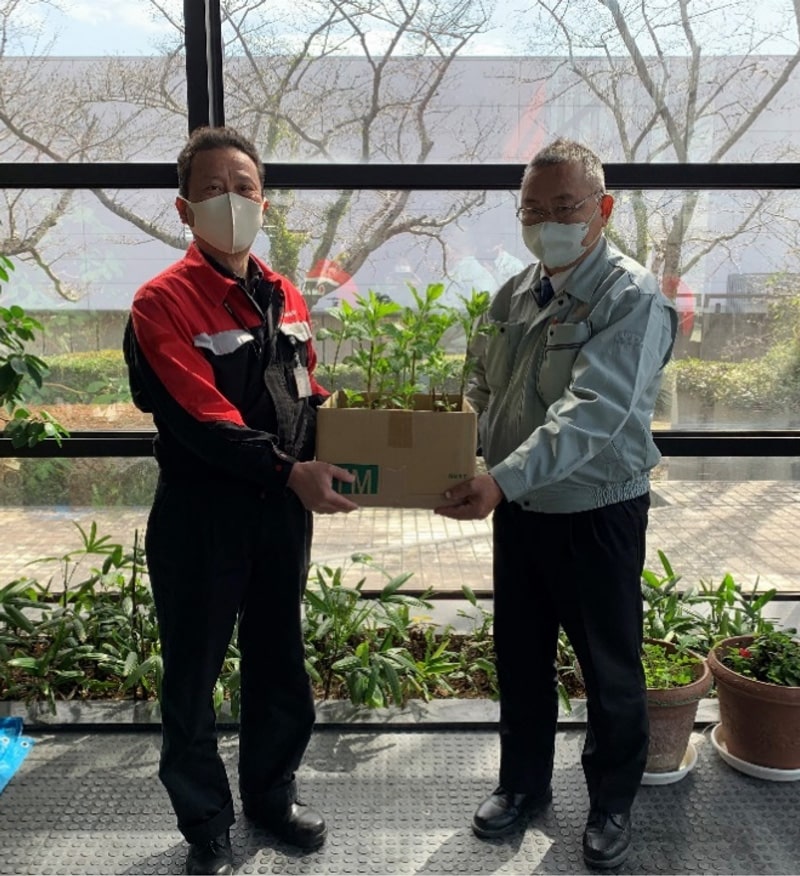 Photo: Donation to the Ono Plant of “Fujibakama” stock donated by Ono City that has been grown and germinated on the plant grounds.