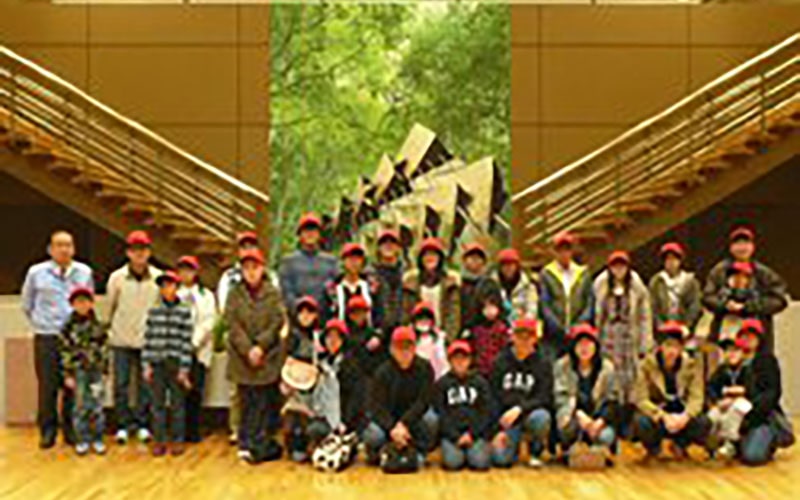 Photo: Group photo of participants at the employee family tour and social event at the Isehara Works