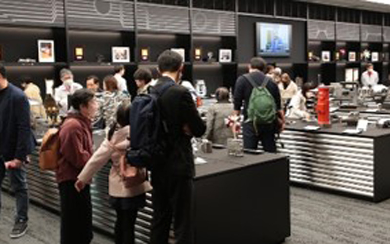 Photo: A tour of the Isehara Works during an employee family tour and social event at the Isehara Works