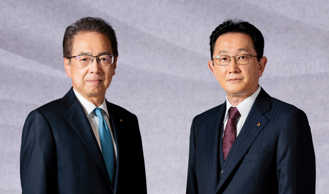 写真：代表取締役会長の磯部任と代表取締役社長結構役員の山梨貴昭
