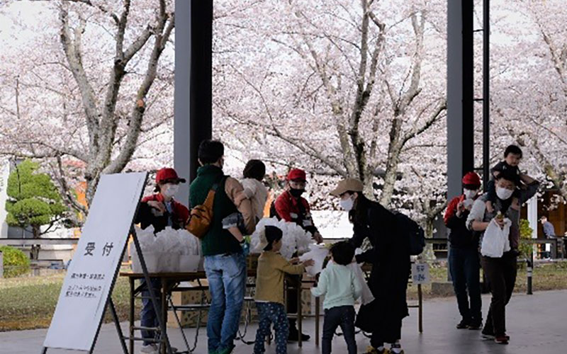 写真:地域交流イベント「花観け~しょん」での受付の様子