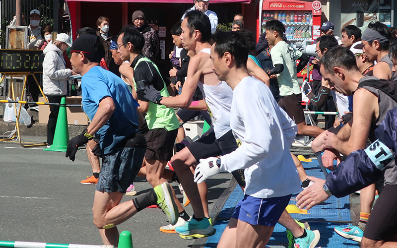 写真:大山登山マラソンで走る人々