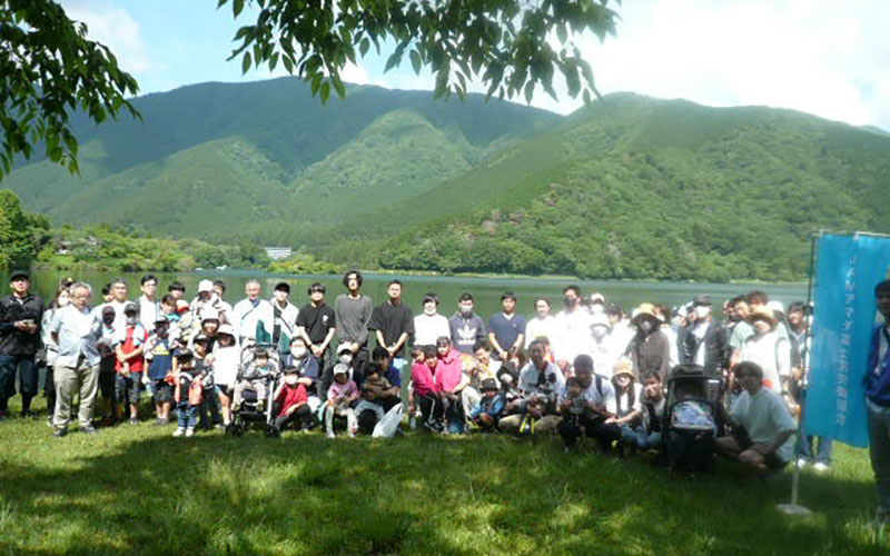 写真:田貫湖の清掃活動の様子