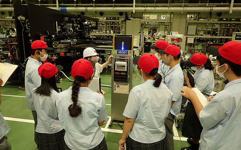 写真:富士特別支援学校富士宮分校の工場見学の様子