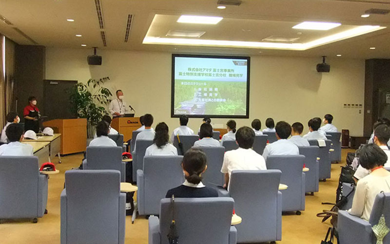 写真:富士特別支援学校富士宮分校の職場見学の様子