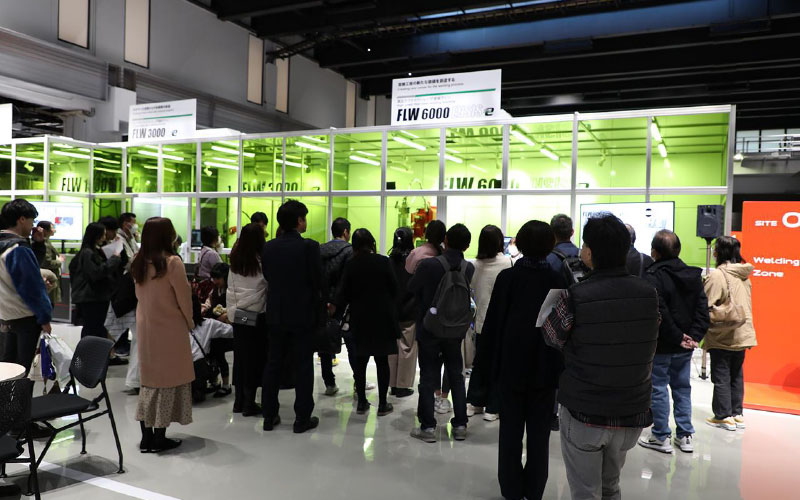 写真:伊勢原事業所での社員家族見学会・交流会の様子
