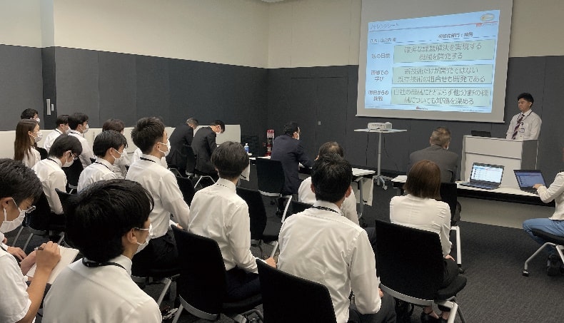 写真:次世代人材の育成「ENGINEプログラムを受けている社員の様子